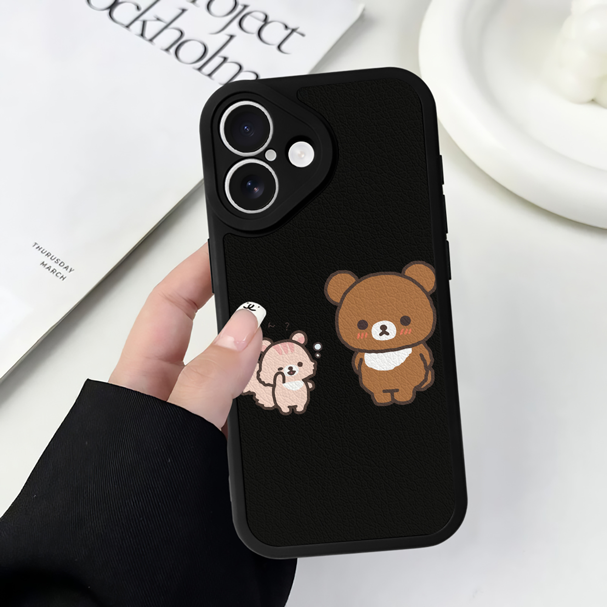 （画像用） リラックマ リラックマ キイロイトリ Rilakkuma Korilakkuma Kiiroitori 【iPhone 16シリーズ対応】シリコンスマホケース（レザー調） 材質：シリコン